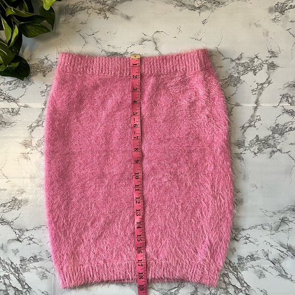 ‼️NO LONGER AVAILABLE‼️ Pink Fuzzy Mini Skirt Set! - Picture 5 of 7